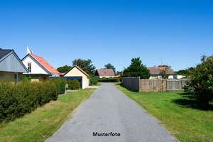2 Einfamilienhäuser am Feldrand