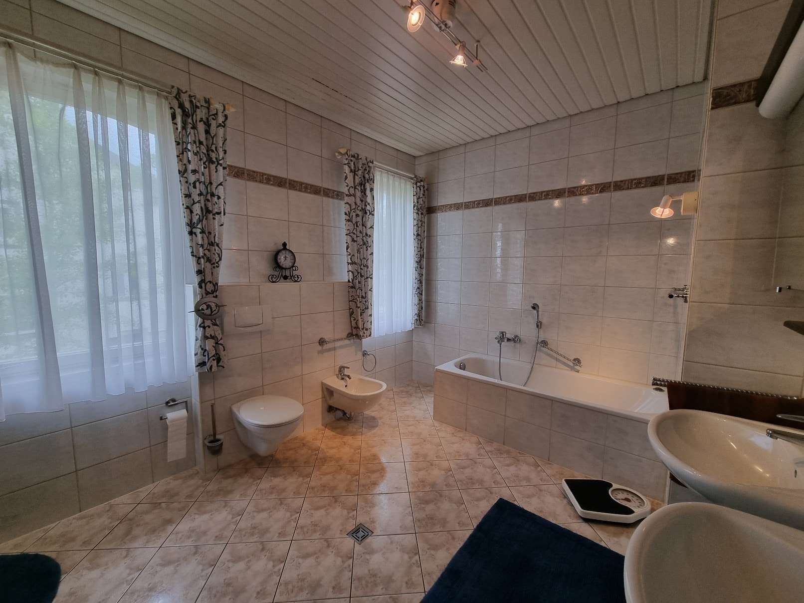 Immobilie in Untermerzbach - Großzügiges Wohnhaus mit Gewerbeeinheit, Garagen und kleinem Garten in zentraler Lage von Untermer - Bild 3