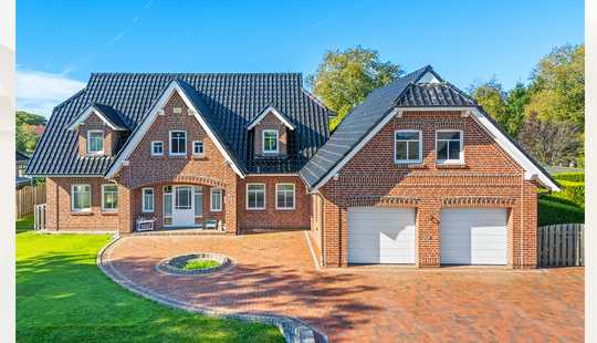 Bild von Modernes Einfamilienhaus mit Erdwärme, Schwimmteich und ruhiger Gartenidylle