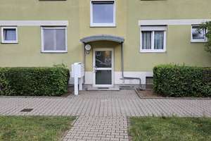 Geschmackvolle Hochparterre-Wohnung mit zweieinhalb Zimmern sowie Balkon und EBK in Fürth