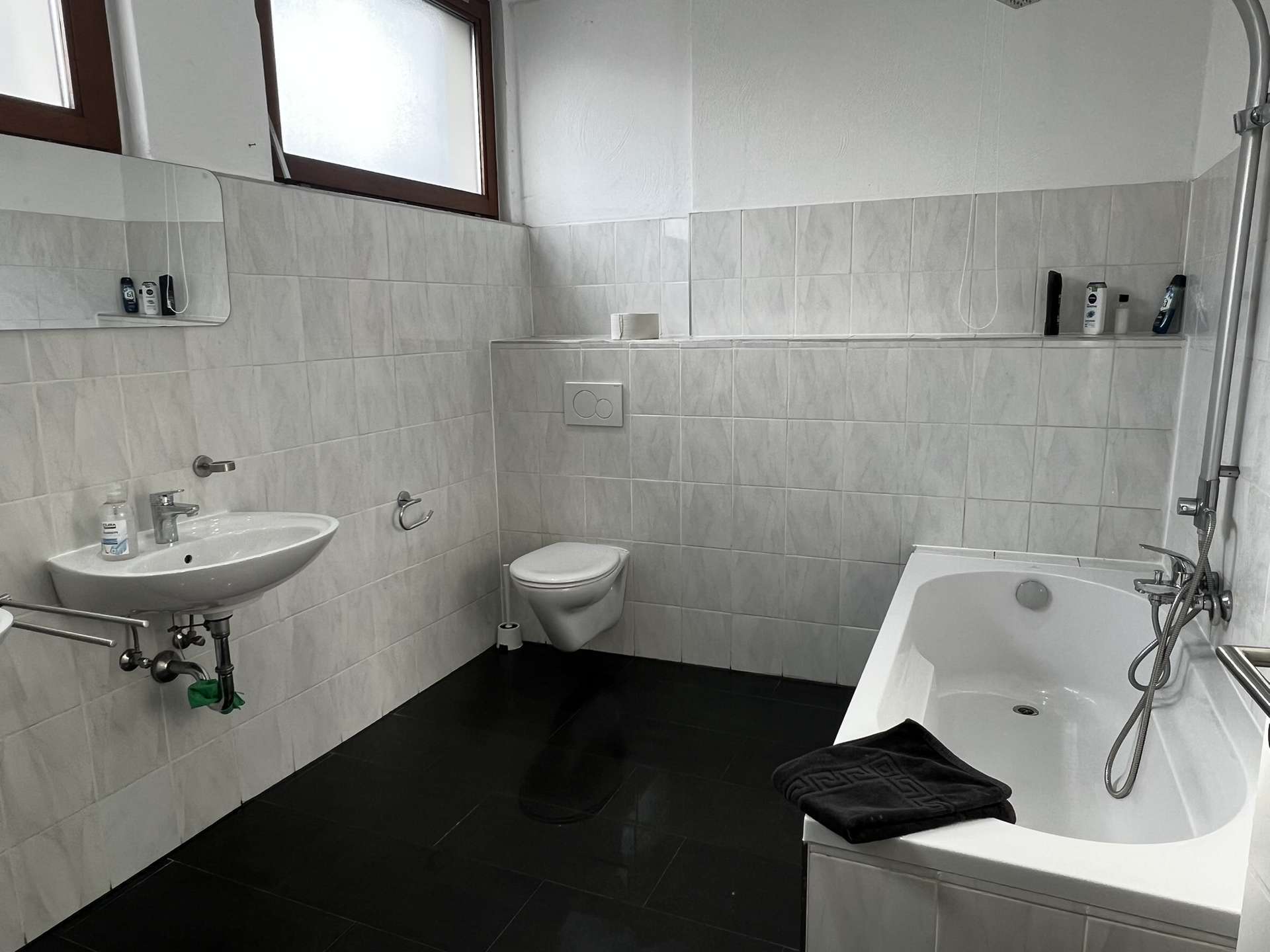 Immobilie in Niefern-Öschelbronn - Sehr großzügige 5 Zimmer Wohnung im Hinterhof mit Stellplatz zu verkaufen! - Bild 1