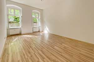 EINMALIGE GELEGENHEIT! GROßZÜGIGE & INTERESSANTE ALTBAUWOHNUNG MIT CA. 48 m² GARTEN! PROVISIONSFREI!