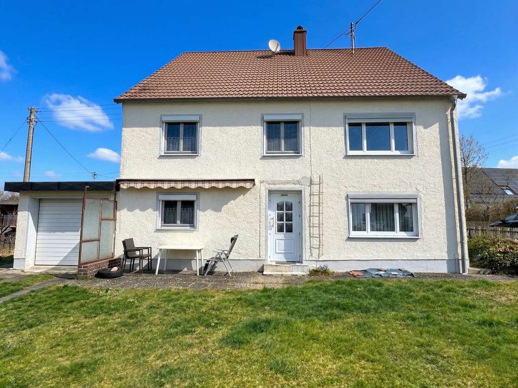 Immobilie in Deisenhausen - Einfamilienhaus mit zwei Wohnungen und Ausbaupotenzial - Bild 0