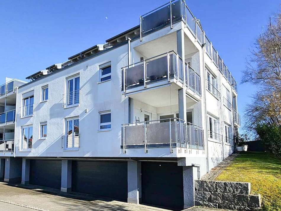 Hauseingang mit Garagen