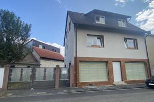 Wohn-/Geschäftshaus (2 Wohnungen und Ladengeschäft) mit Doppelgarage in ruhiger Lage von Mainhausen – Die vollständige Adresse der Immobilie erhältst du vom Anbieter., 63533 Mainhausen – Vorschaubild 1