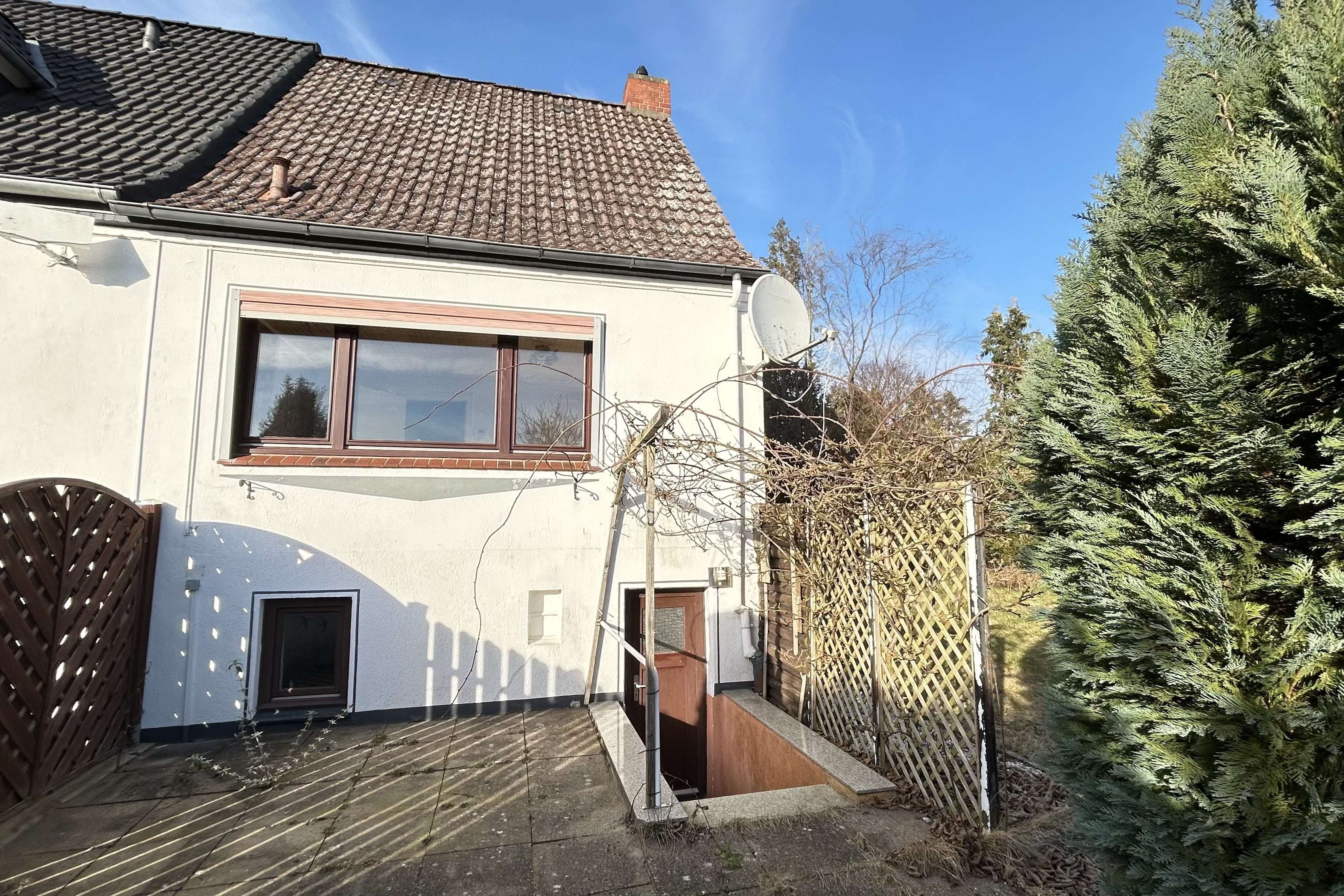 Charmantes Reihenendhaus mit großem Grundstück und Entwicklungspotenzial, Lübeck – Bild 2