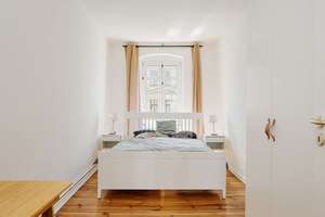 Klassische 2-Zimmer-Altbauwohnung mit großzügigem Wohnbereich und Dielenboden – Wrangelstraße 90, 10997 Kreuzberg, Berlin – Vorschaubild 2