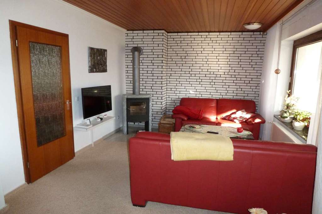 Immobilie in Extertal - Viel Platz im Haus und rund herum mit Vollkeller und Garage! - Bild 2