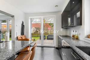 Modernes Stadthaus mit High-End-Ausstattung!
Energieeffizienzklasse A+!
Sofort verfügbar! – Die vollständige Adresse der Immobilie erhältst du vom Anbieter., 22457 Schnelsen, Hamburg – Vorschaubild 7