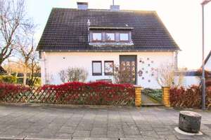 Freistehendes Zweifamilienhaus: 3 Garagen, 1 Carport & Wintergarten  – Die vollständige Adresse der Immobilie erhältst du vom Anbieter., 42579 Heiligenhaus – Vorschaubild 3