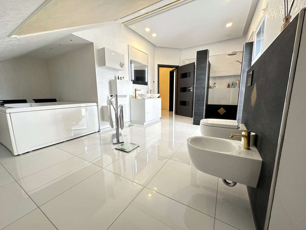 Immobilie in Rühen - Traumhaftes Einfamilienhaus mit Pool, Doppelgarage, Fußbodenheizung & luxuriöser Ausstattung nahe Wo - Bild 4