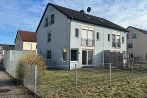 Doppelhaushälfte mit Garten – Die vollständige Adresse der Immobilie erhältst du vom Anbieter., 92637 Lerchenfeld, Weiden in der Oberpfalz – Vorschaubild 1