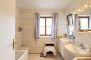 Das Landhaus für die Familie! Rarität: Zweifamilienvilla mit zus. Appartement, Kachelofen & Wellness – Garmisch-Partenkirchen (Kreis) – Vorschaubild 102