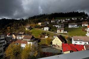 Gepflegte 3 Zimmer Wohnung im 2.OG mit EBK, Balkon in 78148 Gütenbach, WM: PAUSCHAL 710€ – Breiteneckweg 9, 78148 Gütenbach – Vorschaubild 3
