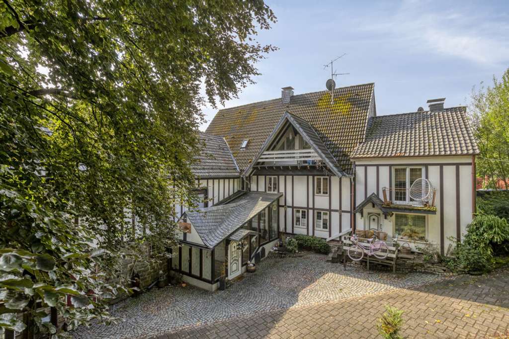 Immobilie in Wipperfürth - Außergewöhliches Anwesen mit mehreren Häusern mitten in der Natur - Bild 0