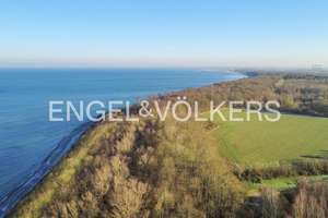 Sanierungsbedürftige Doppelhaushälfte und Nebengelass in ostseenaher Lage am Küstenschutzwald Sto...