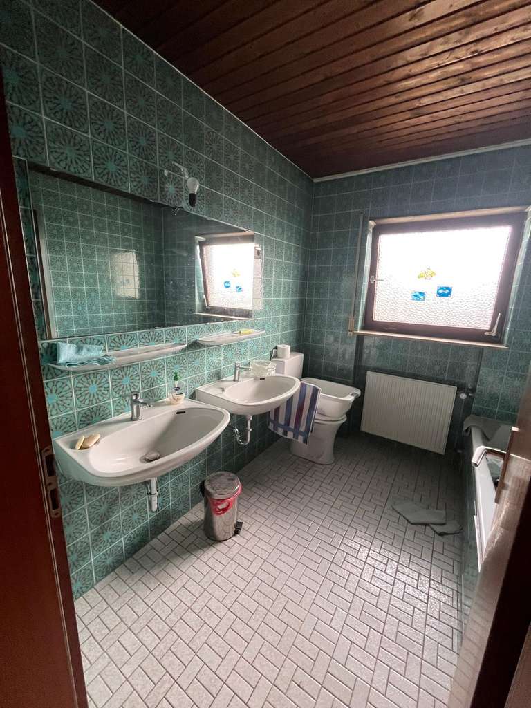 Immobilie in Leingarten - Geräumiges 7,5-Zimmer-Einfamilienhaus mit Doppelgarage und vielen Stellplätzen in Leingarten - Bild 1