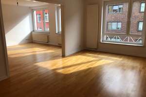 Lichtdurchflutete, großzügige 3-Zimmerwohnung mit Balkon und Parkett -nur schriftliche Anfragen -