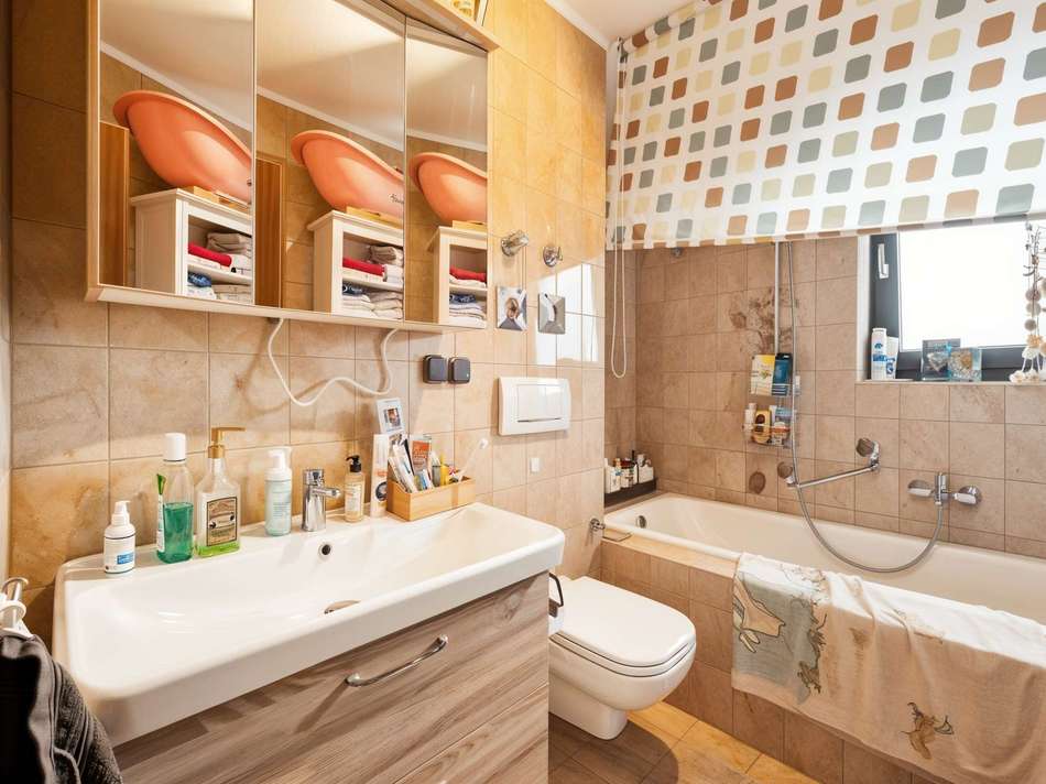 Badezimmer mit Fenster