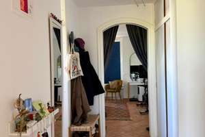 Mediterrane Dachgeschosswohnung mit zwei Balkonen, Einbauküche und Tiefgaragenplatz – Waisenhausgasse 7, 50676 Altstadt/Süd, Köln – Vorschaubild 9