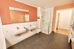 HOCHWERTIGE EINBAUKÜCHE, PARKETTBODEN & FUSSBODENHEIZUNG  - 2 BALKONE - AUFZUG & TG-STELLPLATZ – Ruschestr. 6 cc, 10367 Lichtenberg (Ortsteil), Berlin – Vorschaubild 8