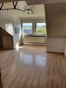 2,5ZKB DG Wohnung an Studenten-Paar oder junges berufstätiges Paar !!! (ab sofort)