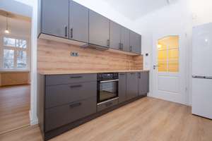 Provisionsfrei: Renovierte 2-Zimmer-Altbauwohnung in ruhiger Innenhoflage nahe Donnersberger Brücke