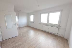 Ruhige Lage, kurze mit Platz für 2 Zahnbürsten im Bad - 2 Zimmer, Balkon & EBK – Wittenberger Straße 1A, 6123 Silberhöhe, Halle (Saale) – Vorschaubild 4