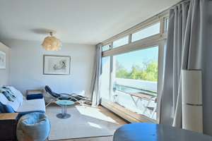 Lichtdurchflutetes Apartment mit Loggia und Blick auf die Elbvororte 