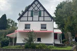 Einfamilienhaus mit Charme in ruhiger Stadtrandlage von Altenkirchen – Die vollständige Adresse der Immobilie erhältst du vom Anbieter., 57610 Altenkirchen (Westerwald) – Vorschaubild 1