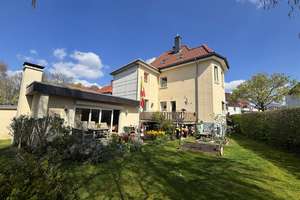 == Platz für die ganze Familie! Raumwunder mit Altbaucharme in ruhiger Innenstadtlage ==