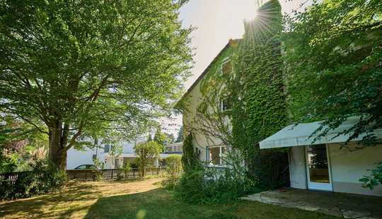 Bild von Einfamilienhaus auf großem Grundstück