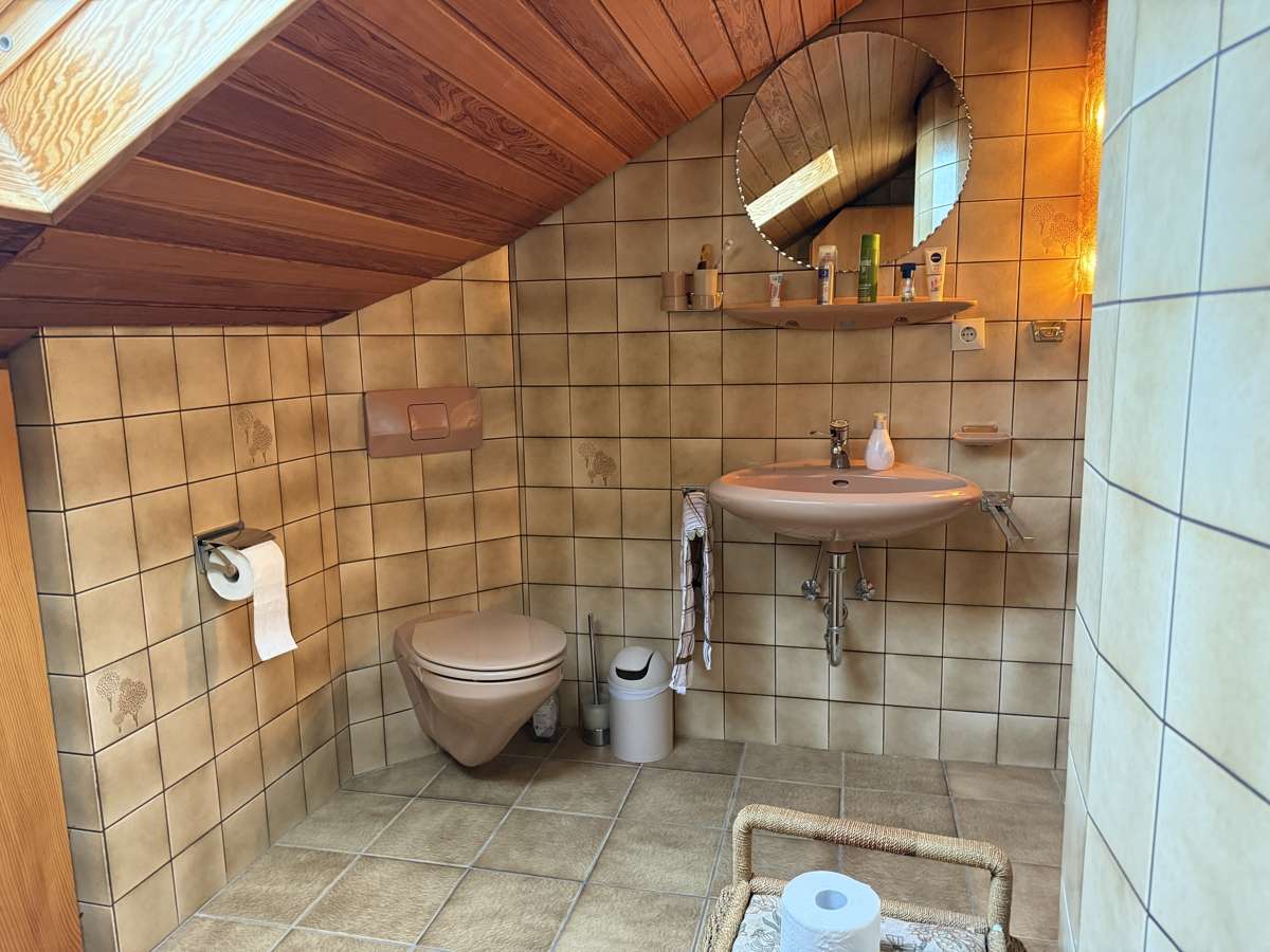 Immobilie in Mitterteich - Teilmodernisiertes Zweifamilienhaus mit kleiner Einliegerwohnung und großem Garten - Bild 1