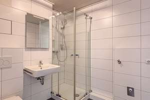 Direkt einziehen und wohlfühlen: helle 3-Zimmer-Wohnung mit Südbalkon und Tiefgarage, WI Nordenstadt – Die vollständige Adresse der Immobilie erhältst du vom Anbieter., 65205 Nordenstadt, Wiesbaden – Vorschaubild 11