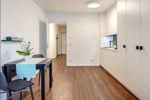 Stilvoll möbliertes, geräumiges 1-Zimmer-Apartment mit EBK und Balkon in Schwabing, München – Leopoldstr. 204, 80804 München – Vorschaubild 5