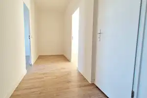 Nur wenige Stufen ins neue Wohnglück - sanierte 3 Zimmer Wohnung mit Balkon und EBK – Birkholzer Weg 8, 39128 Magdeburg – Vorschaubild 2