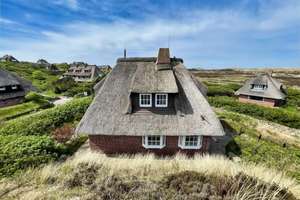 Ein seltenes Angebot mit kleinem Wattblick. Einzelhaus unter Reet und Garage am Lister Ortsrand – Die vollständige Adresse der Immobilie erhältst du vom Anbieter., 25992 List (Sylt) – Vorschaubild 6