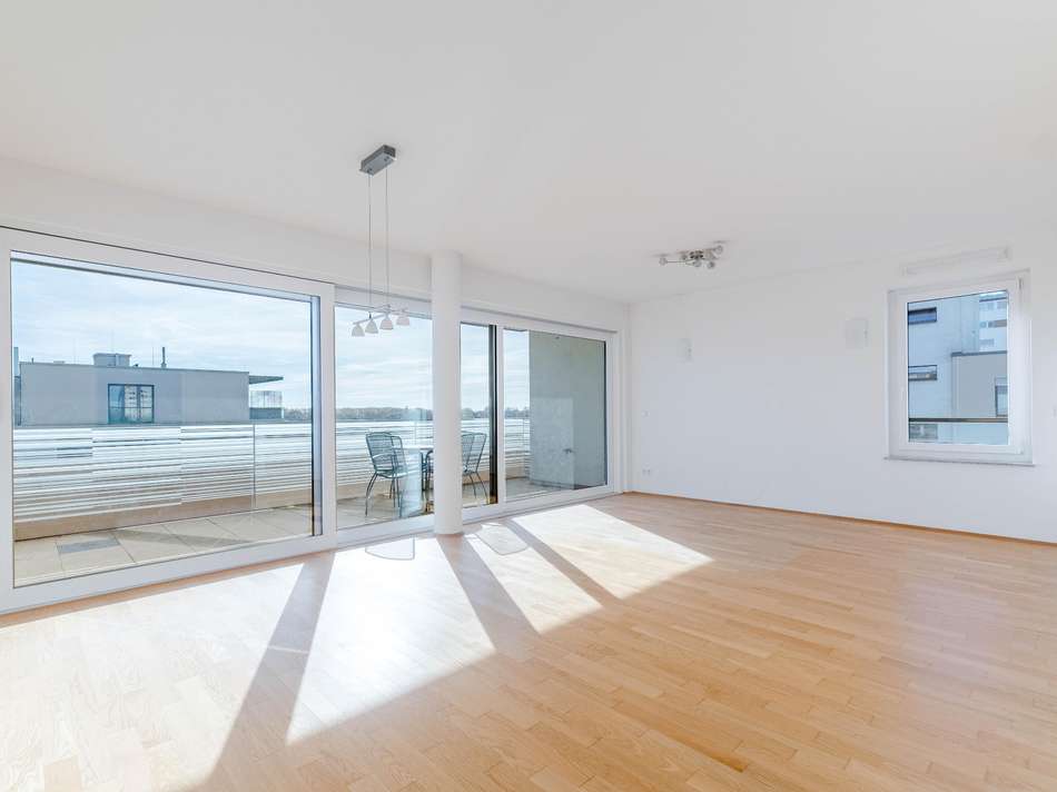 Lichtdurchflutetes Wohnzimmer