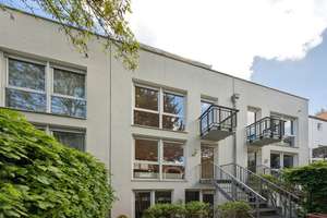 Attraktive Architektur in bester Lage: Modernes Reihenmittelhaus mit Dachterrasse, Atrium und Garage – Die vollständige Adresse der Immobilie erhältst du vom Anbieter., 68723 Schwetzingen – Vorschaubild 2