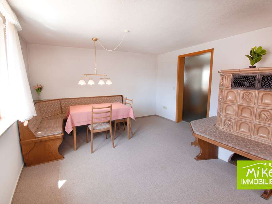 Essbereich mit Kachelofen