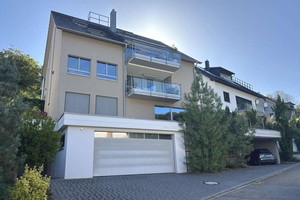 Immobilie in Ebringen - Licht, Luft, Raum - ein Haus mit besonderer Architektur! Durchdachte Villa zum Wohlfühlen mit Pool. - Bild 1