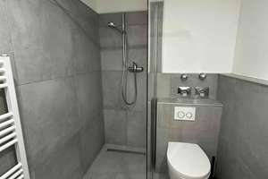 Business-Studio (1-Zimmer Appartment) mit kleiner Terasse, kernsaniert und vollmöbliert – SPANDAUER STR 22, 40599 Hassels, Düsseldorf – Vorschaubild 2