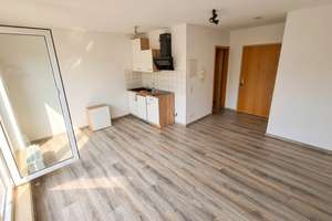 Charmantes 1-Zimmer-Apartment mit Dachterrasse, Aufzug und Stellplatz in Rommelshausen
