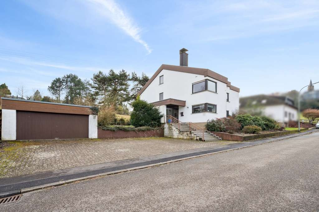 Immobilie in Überherrn - Freistehendes Mehrgenerationenhaus -          
drei Wohneinheiten - großer Garten
und Stellplätze - Bild 1