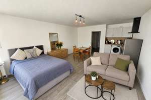 Modern möblierte 1-Zi.- Wohnung mit TG- Platz
