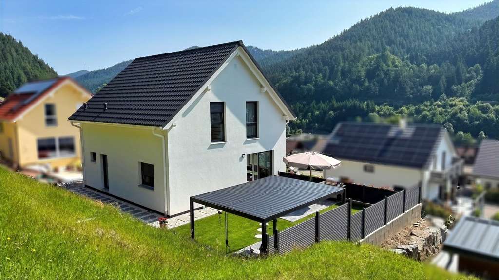 Immobilie in Hornberg - Modernes Wohnen mit Weitblick - Neuwertiges Einfamilienhaus mit großem Garten, Keller und Garagen - Bild 4
