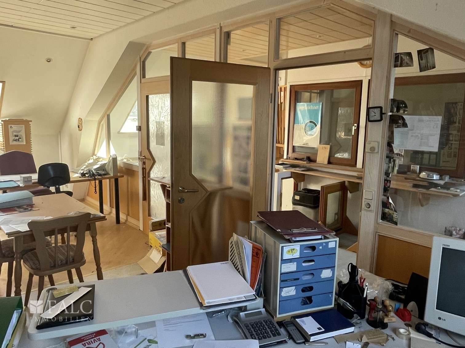 Immobilie in Mandelbachtal - Zweifamilienhaus mit Halle, Werkstatt und Garagen - Bild 3