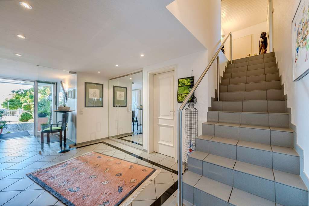 Immobilie in Wernau (Neckar) - Exklusive Haupteinheit im Architektenhaus mit Traumgarten & 446 m² Wohnfläche - Bild 2