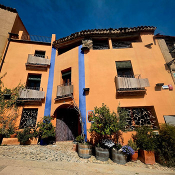 Boutique-Hotel im Priorat, über 700 m² mit 10 Suiten, 12 Bädern, Bar und Speisesaal.