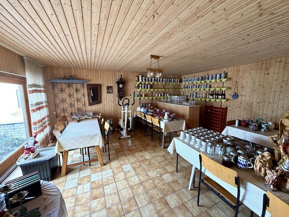 Immobilie in Regensburg - Renovierungsbedürftiges Zweifamilienhaus mit flexiblen Nutzungsmöglichkeiten in ruhiger Traumlage! - Bild 3